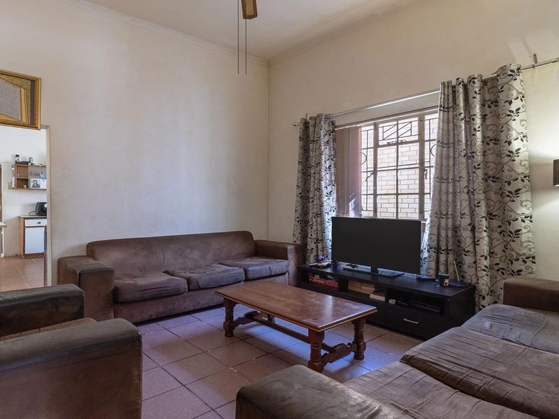 4-Bedroom, 1-Bath Home with Great Bones – Ready for a Little TLC - Photo 5