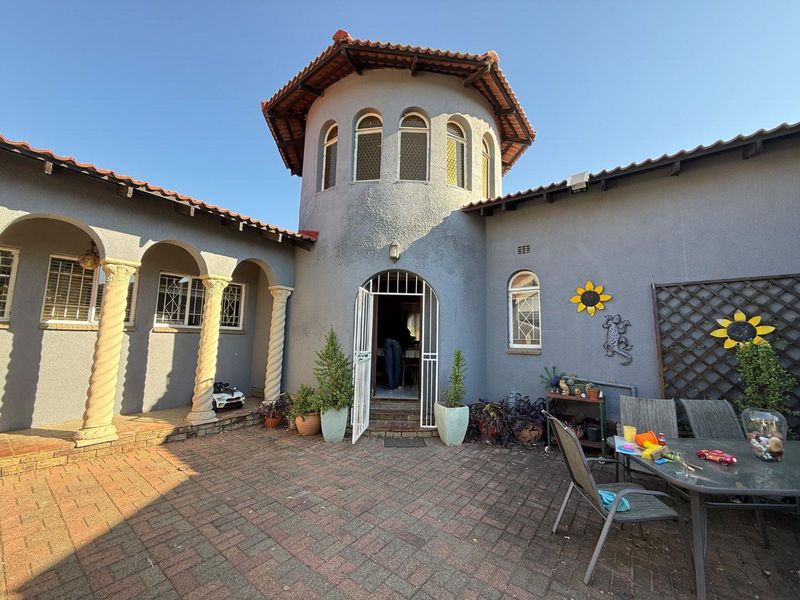 Versatile Family Home with possible Separate Flats On 1600m2 stand - Photo 4