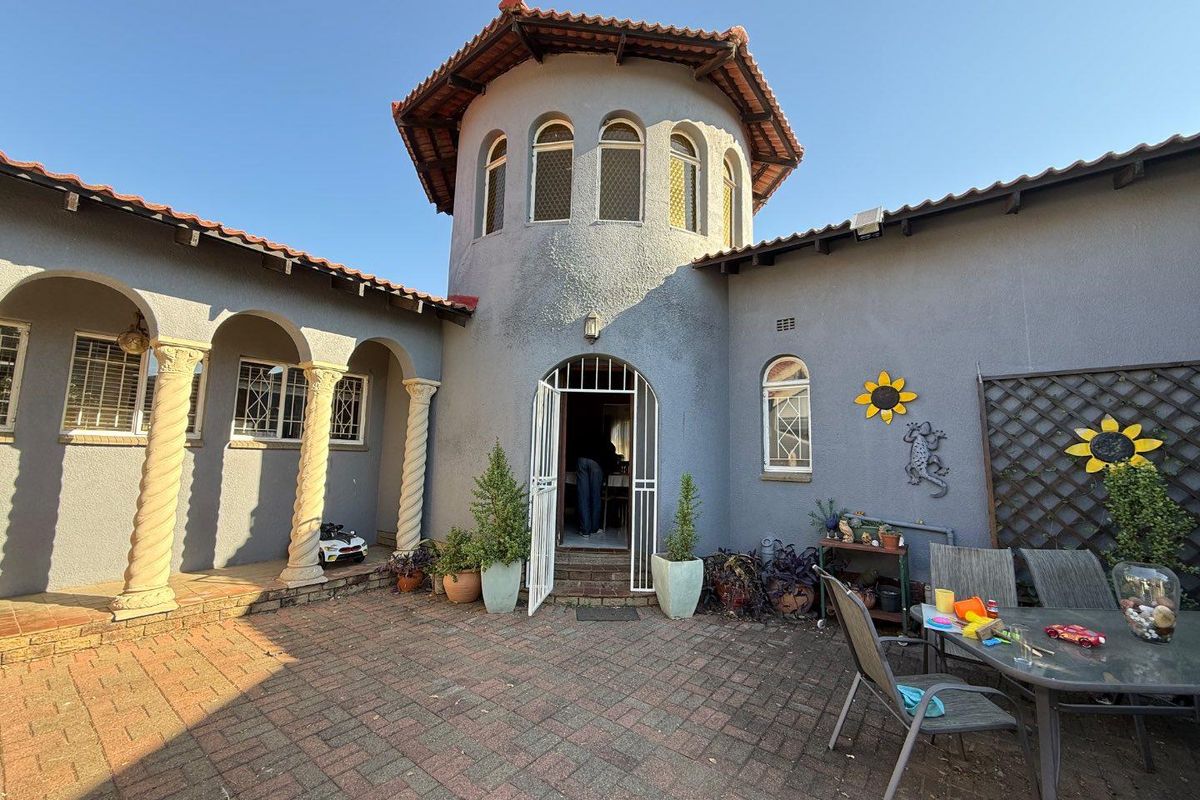 Versatile Family Home with possible Separate Flats On 1600m2 stand - Photo 4