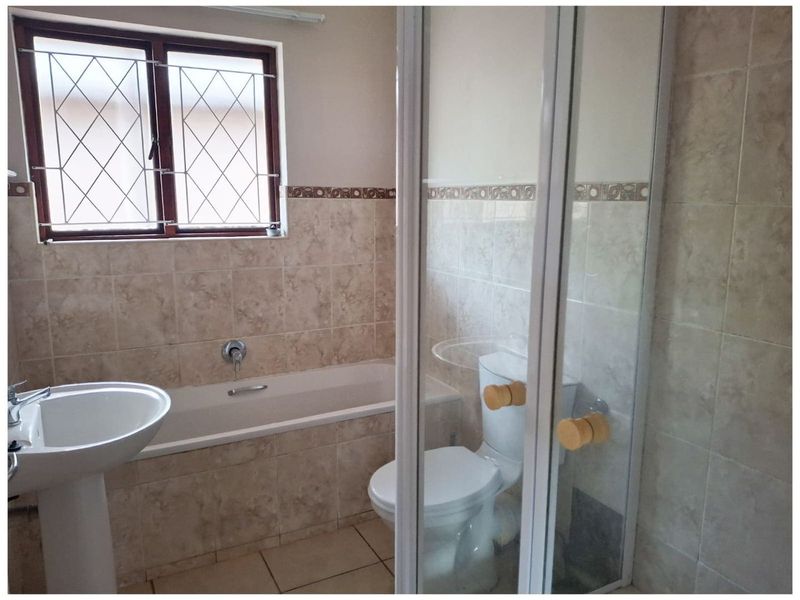 Large two bedroom apartment in Howick Central - Photo 8