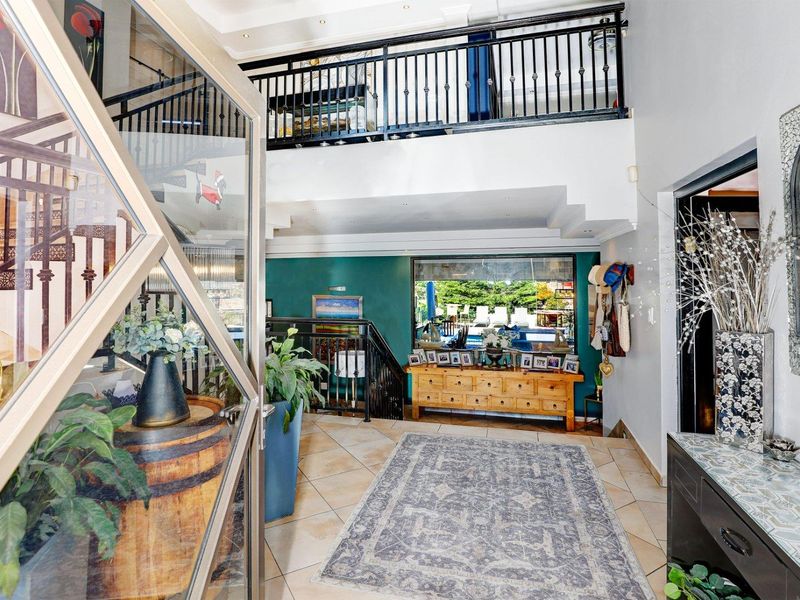 Entertainer’s Dream Home With Spectacular Views - Photo 4