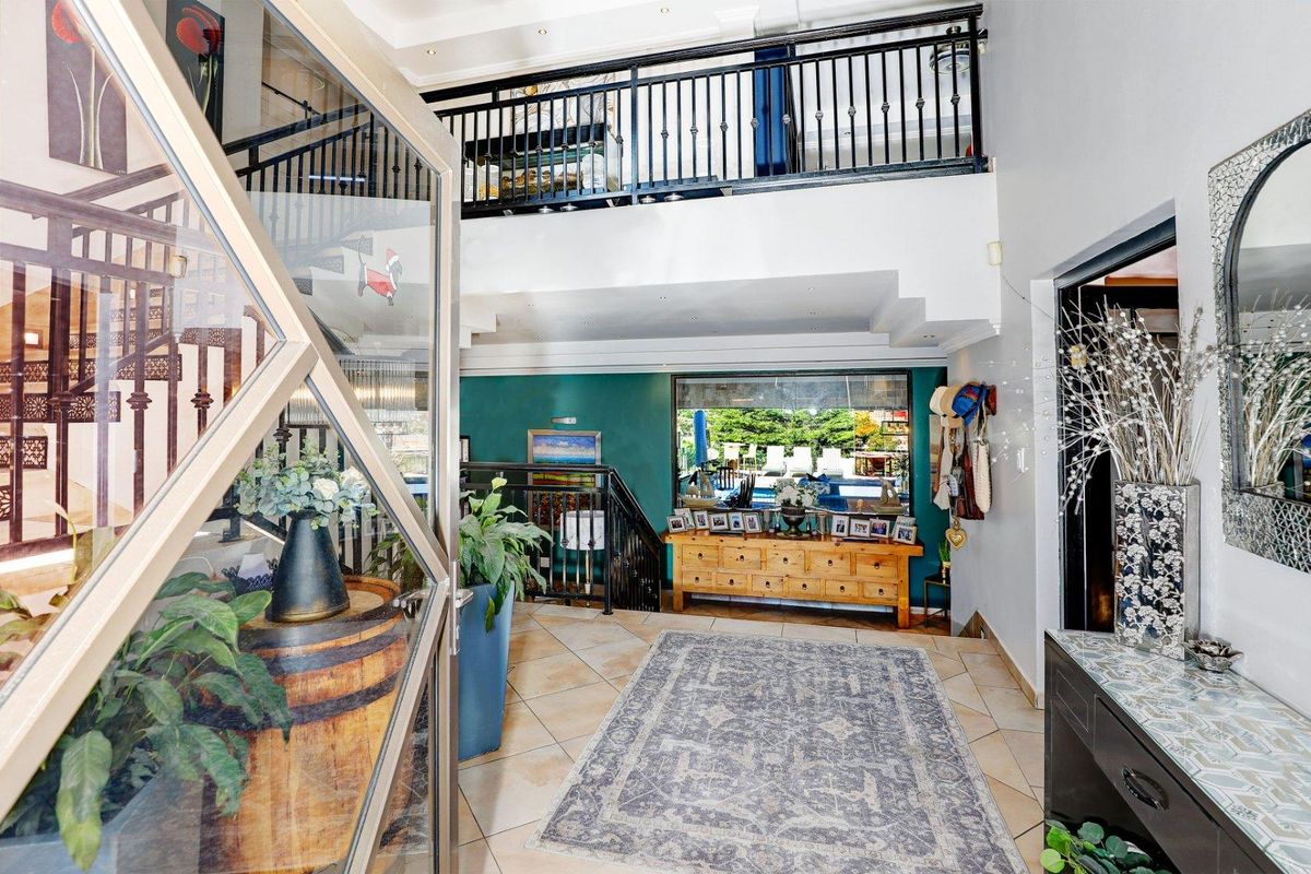 Entertainer’s Dream Home With Spectacular Views - Photo 4