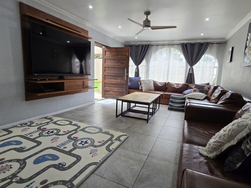 4 Bedroom House for Sale in Verwoerdpark - Photo 2