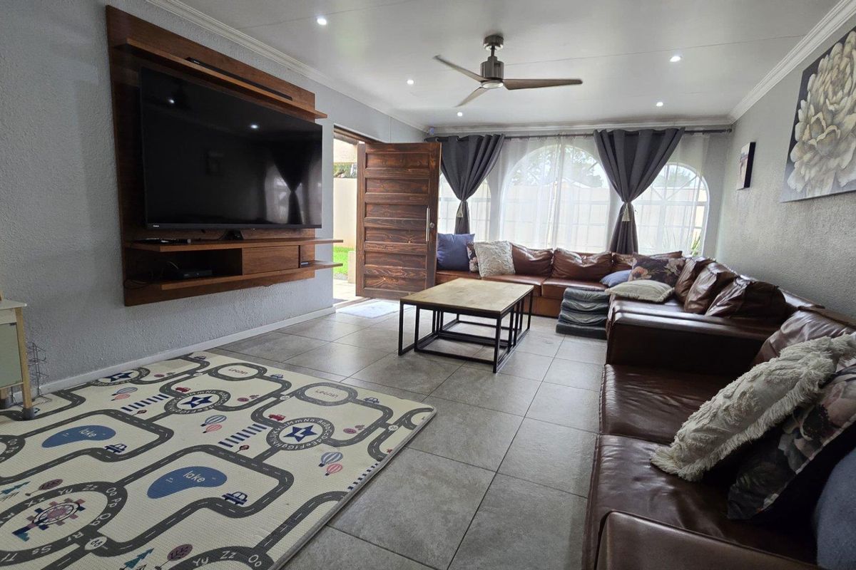 4 Bedroom House for Sale in Verwoerdpark - Photo 2