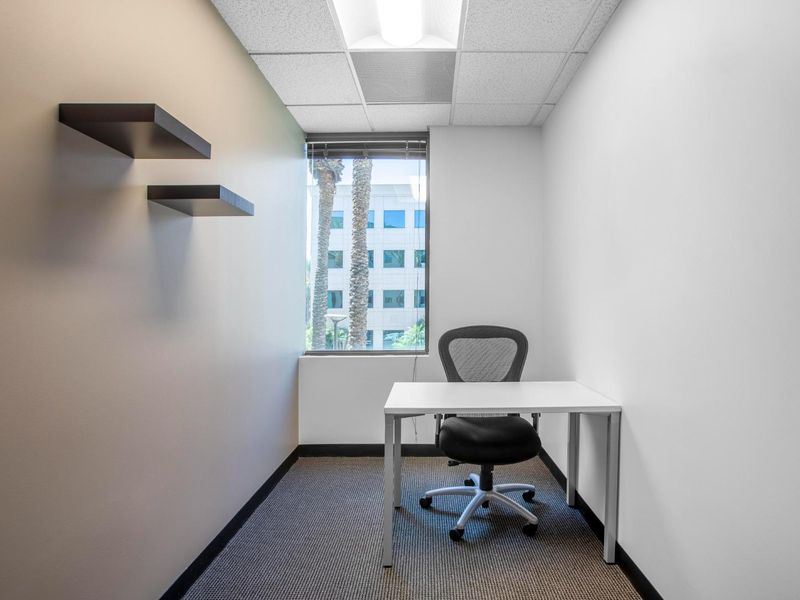 Fully serviced private office space for you and your team in Regus Continuity House - Photo 3