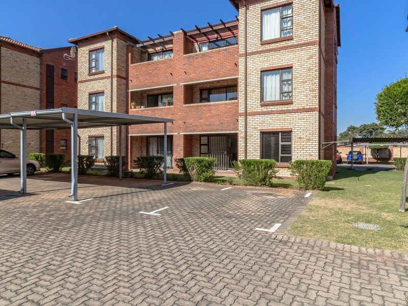 2 BEDROOM 2 BATHROOM APARTMENT WITH LOW LEVIES. - Photo 3