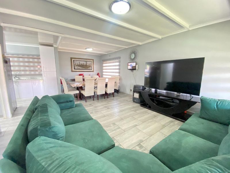 MOVE-IN READY RENOVATED GEM! - Photo 7