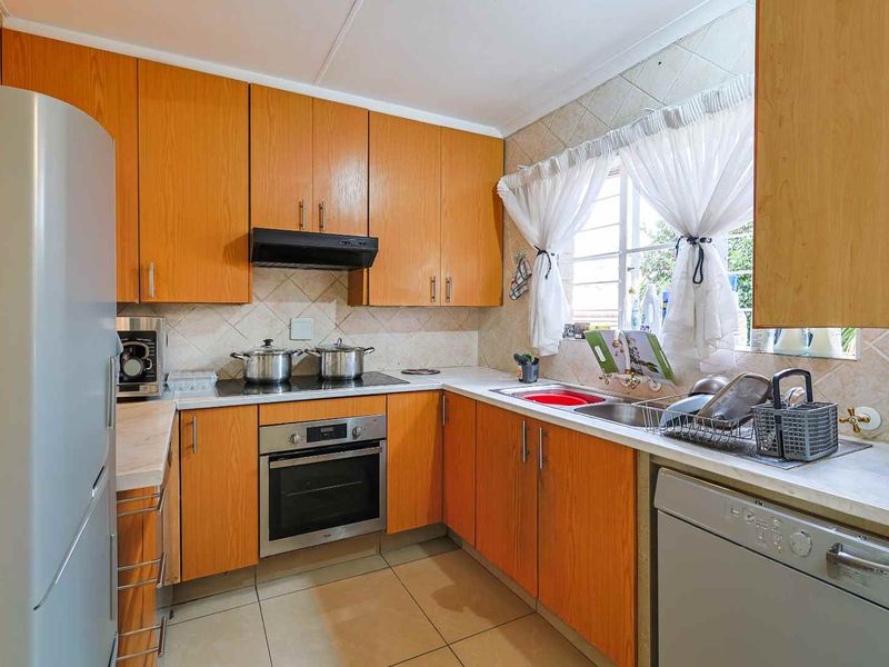 3 Bedroom Townhouse in Secure Faerie Glen Complex - Photo 6