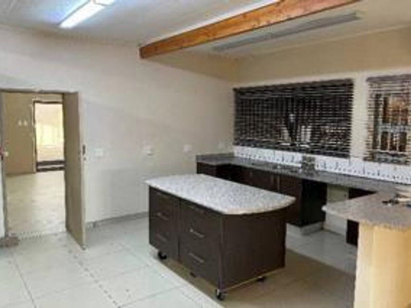 10 BEDROOM HOUSE FOR SALE IN OLYMPIA - Photo 6