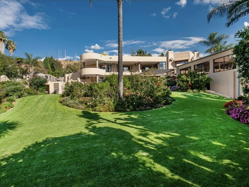 A Masterpiece of Luxury, Prestige Family Living in Bedfordview - Photo 2