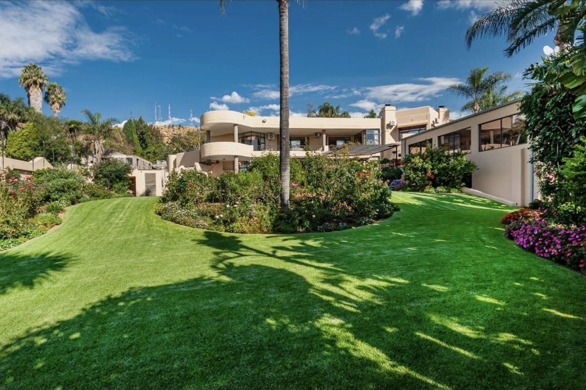 A Masterpiece of Luxury, Prestige Family Living in Bedfordview - Photo 2