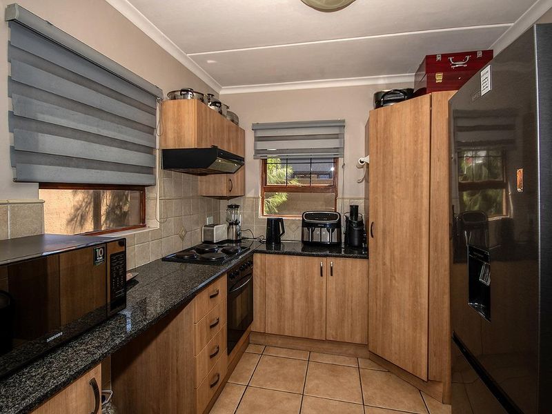 3 Bedroom Meyersig Estate Corner duplex! - Photo 3