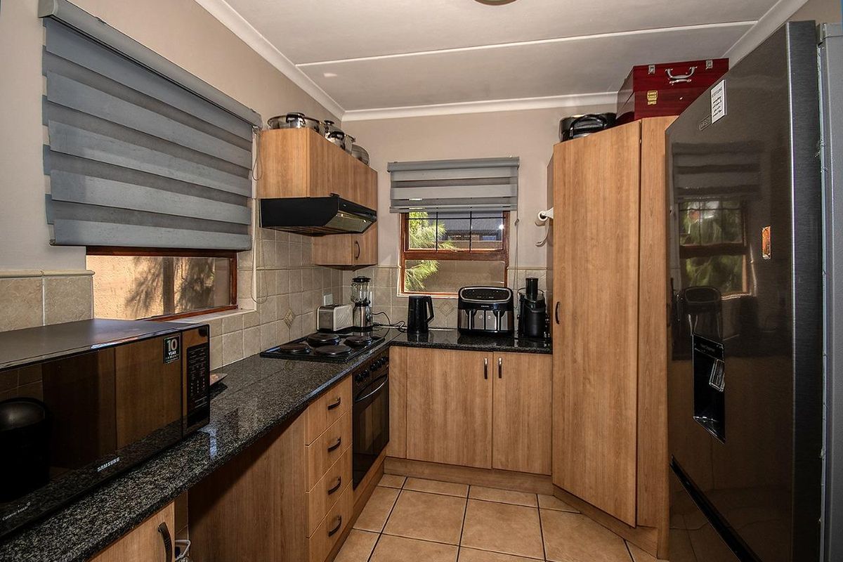 3 Bedroom Meyersig Estate Corner duplex! - Photo 3
