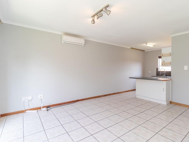 The perfect lock up and go for young proffesional, close to Christiaan de Wet and important amneities, Wilgeheuwel Hospital, Clearwater Mall - Photo 10