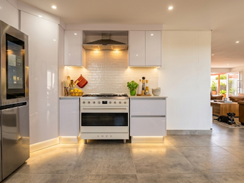 Exquisite Coastal Living: Modern Masterpiece with Panoramic Sea Views - Photo 2