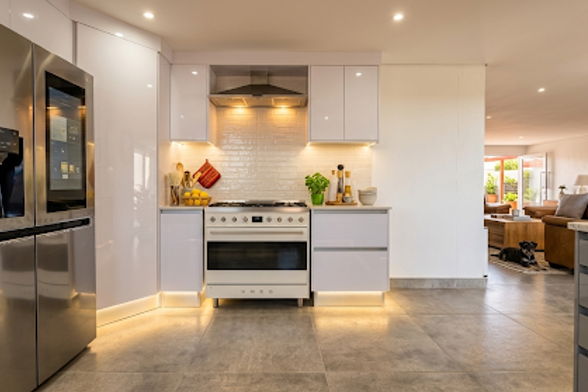 Exquisite Coastal Living: Modern Masterpiece with Panoramic Sea Views - Photo 2