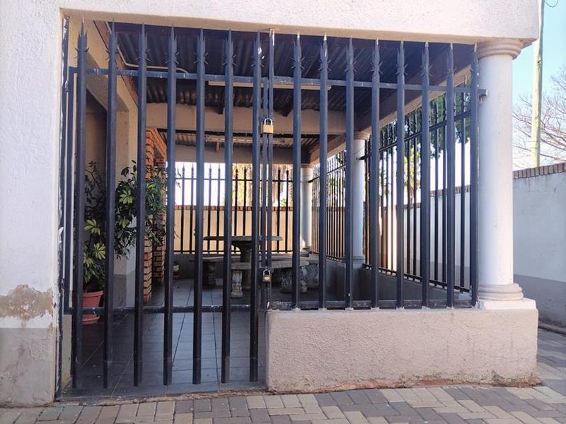 Spacious 3-Bedroom House for Rent in Palm ridge - Photo 4