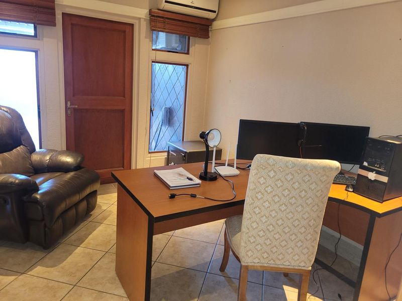 SECURE EXCELLENT LOCATION - EXCLUSIVE SOLE MANDATE! - Photo 9