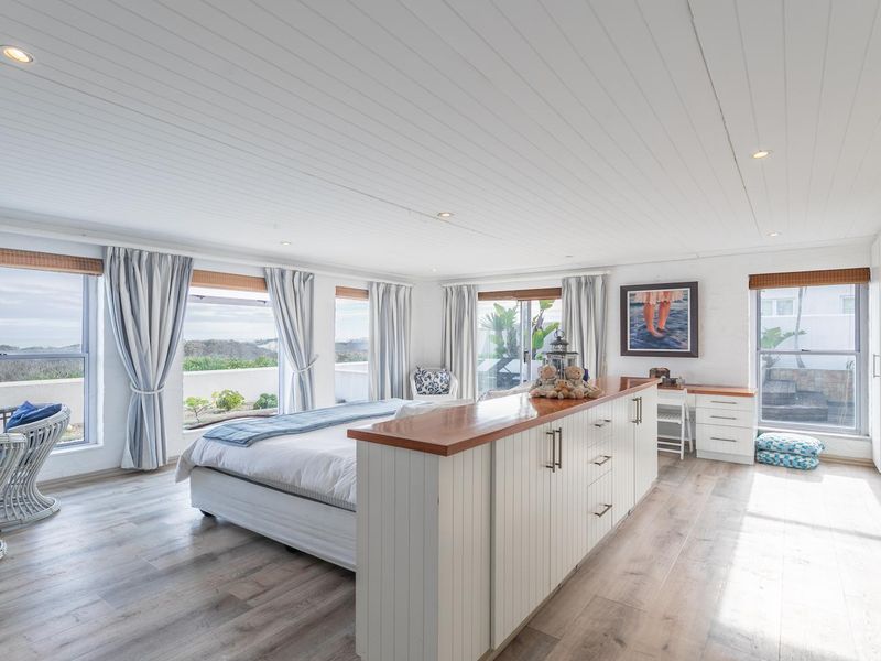 Breathtaking Sea Front Home on double sized erf in Security Estate - Photo 4