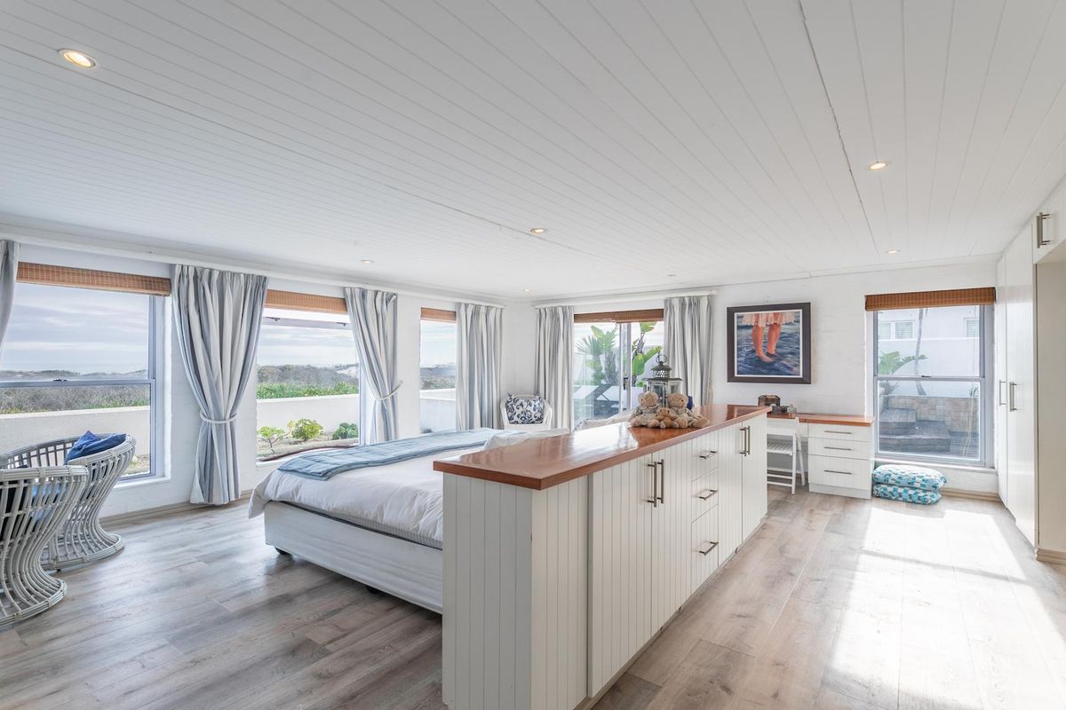 Breathtaking Sea Front Home on double sized erf in Security Estate - Photo 4