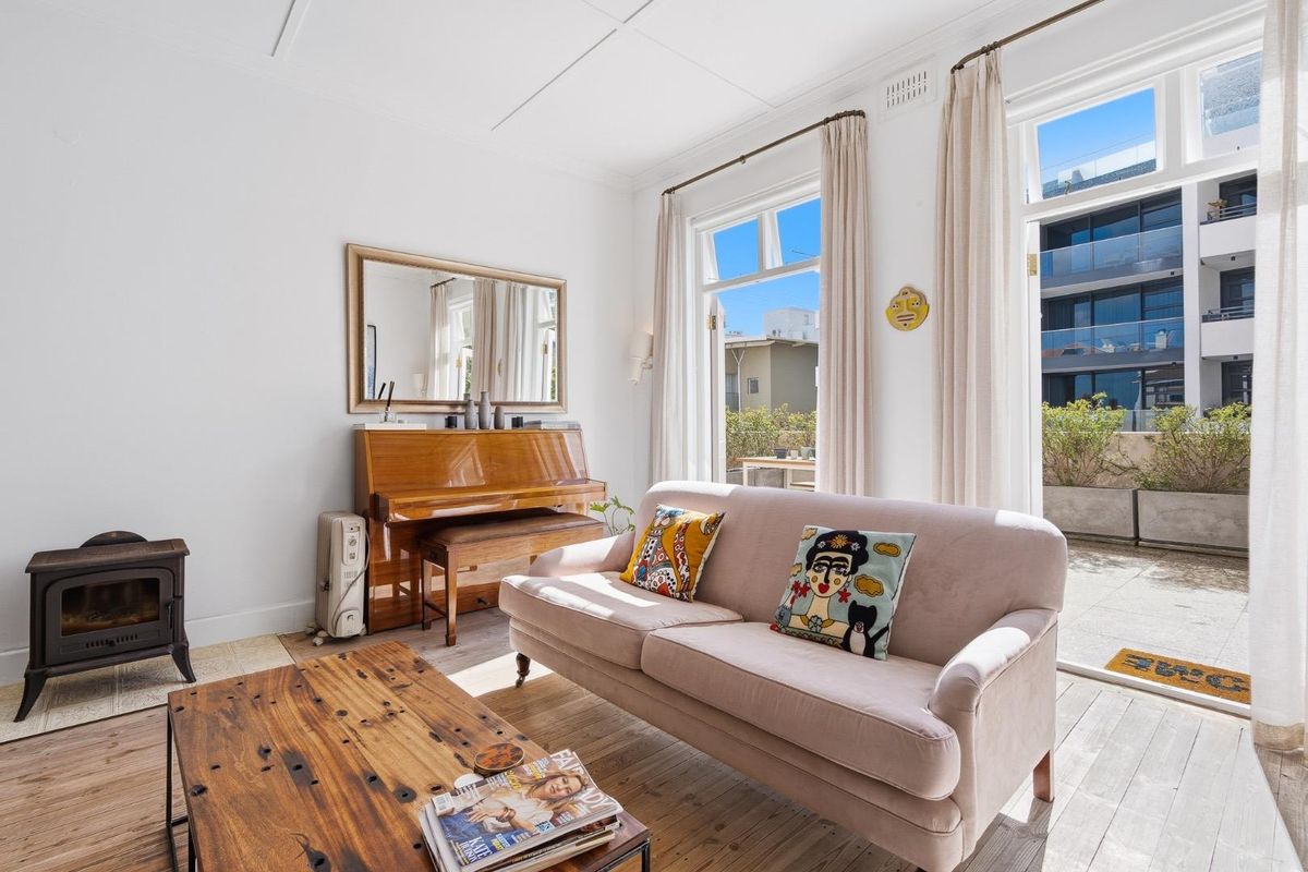 Extra-large, Character Two-Bed in Bantry Bay - Photo 2