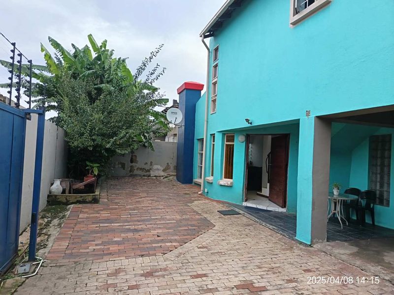 **Charming Multi-Level Home on the Border of Newlands and Sophiatown** - Photo 3