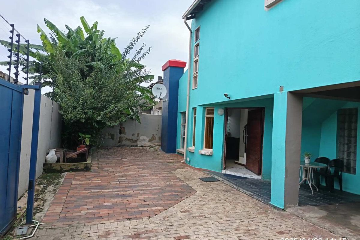 **Charming Multi-Level Home on the Border of Newlands and Sophiatown** - Photo 3