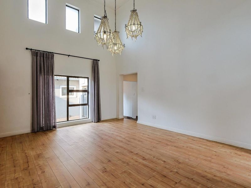 Stunning 5-Bedroom Family Home to Rent in Silver Lakes Golf Estate - Photo 4