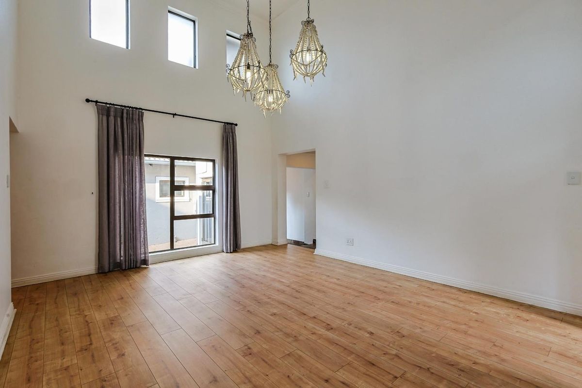 Stunning 5-Bedroom Family Home to Rent in Silver Lakes Golf Estate - Photo 4