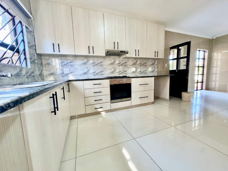 Hendra Estate - Stunning, Large Family Home For Rent In La Lucia - Photo 7