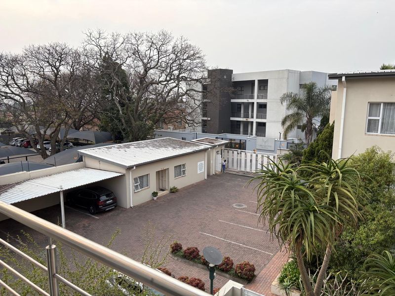 Charming 3-Bedroom Apartment at The Plum, Hyde Park - Photo 3
