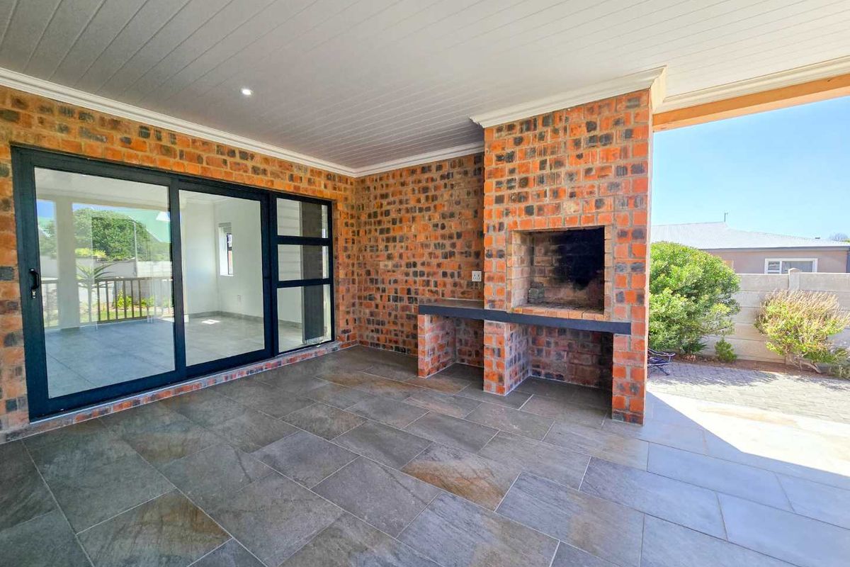 Three bedroom house for sale in sought after area. - Photo 4