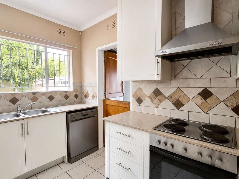 3  Bedroom House in Strubens Valley. - Photo 10