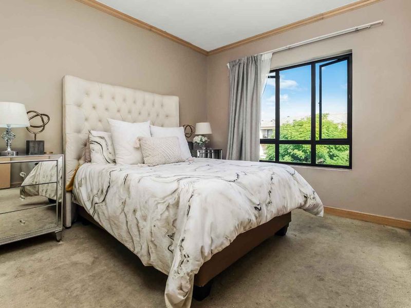 TOP FLOOR LOFT APARTMENT, BOASTING LOADS OF NAURAL LIGHT AND IN A FANTASTIC LOCATION - Photo 8
