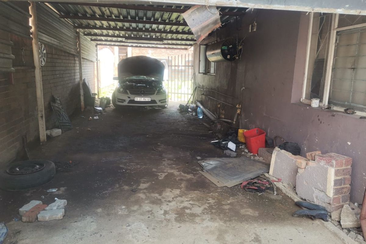 Calling all deveopers or someone keen to take on a project home!! - Photo 4