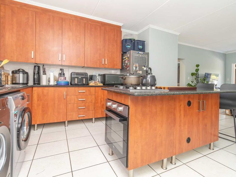 Neat and Airy 1st Floor 2 Bedroom Apartment - Photo 9