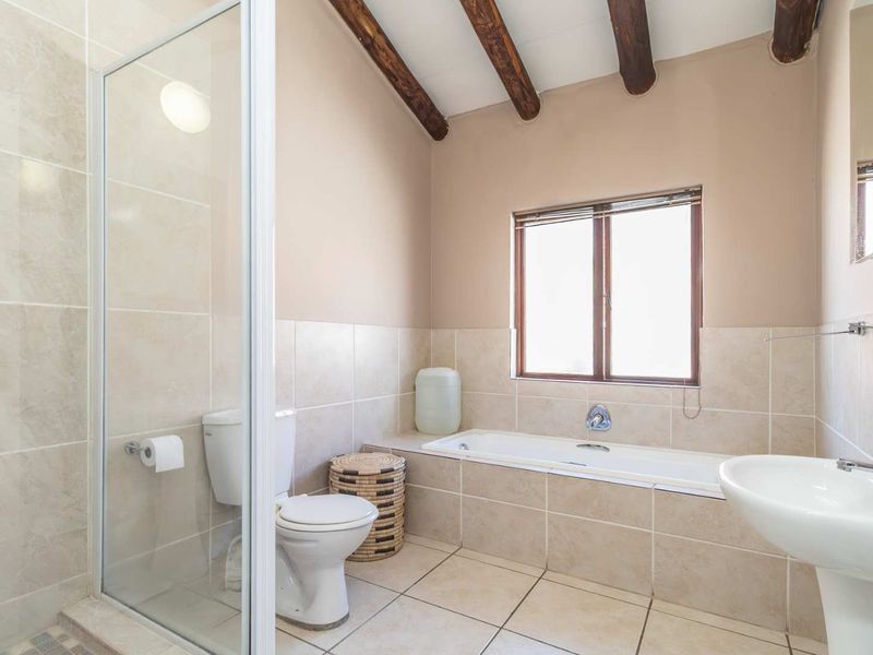 Spacious unit walking distance from Hillfox - Photo 9