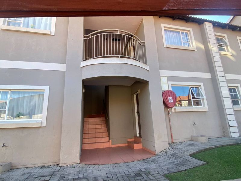 Beautiful Apartment situated in secure complex - Photo 3