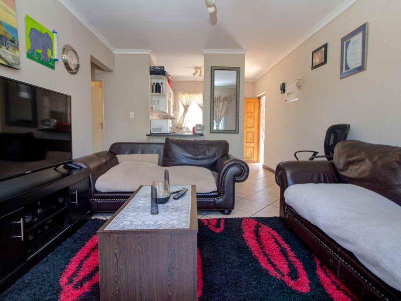 Ground Floor Apartment in Beautifully Kept Complex - Photo 2