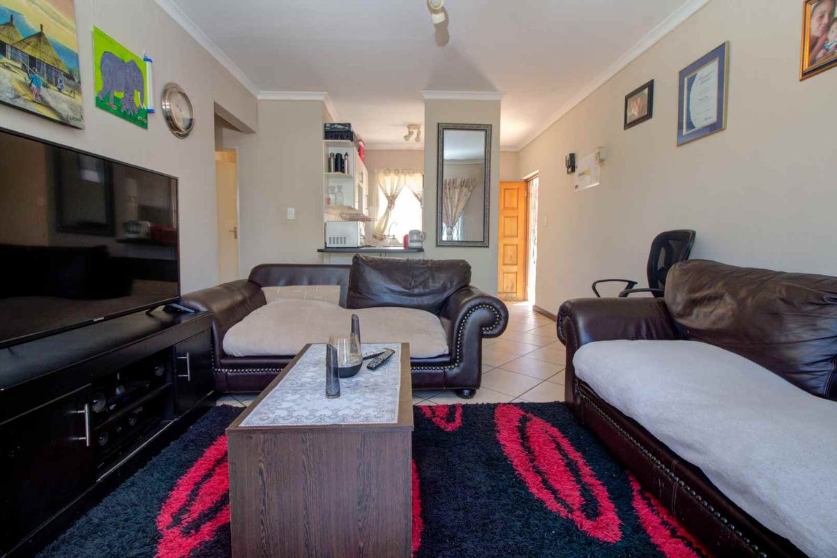 Ground Floor Apartment in Beautifully Kept Complex - Photo 2