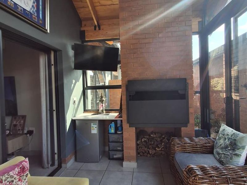 IMMACULATE 3-BEDROOM SIMPLEX FOR SALE IN SOUGHT-AFTER OLYMPUS - Photo 10