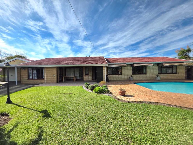 Entertain in Style in Northdene – Spacious 6 Bedroom Family Home with Pool & Solar and  converted flatlet. - Photo 6