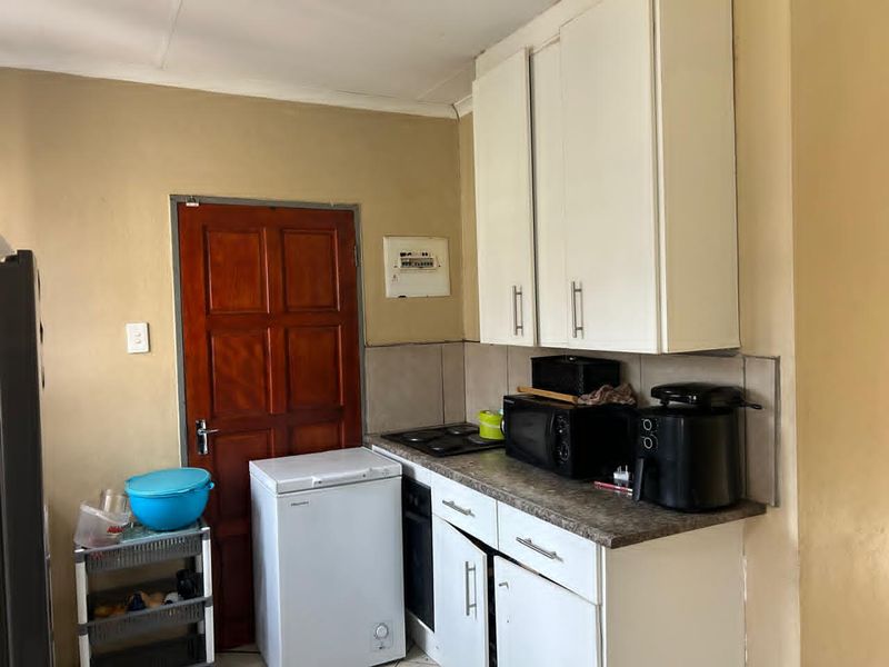 Riverside View R 980 000 3 Beds , 1 Bath - Photo 10