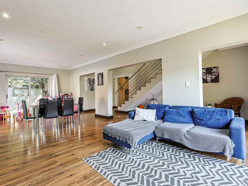 Spacious 4-Bedroom Family Home with Pool, Entertainment Patio & Pet-Friendly Garden - Photo 4