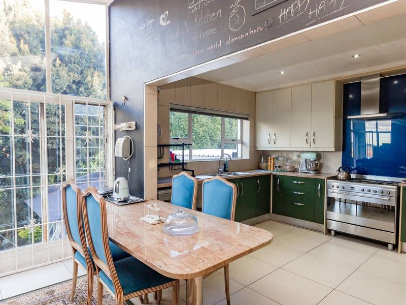 Elegant 3-Bedroom Family  Home WithPrivate Cottage, Pool & Lush Garden Oasis - Photo 2