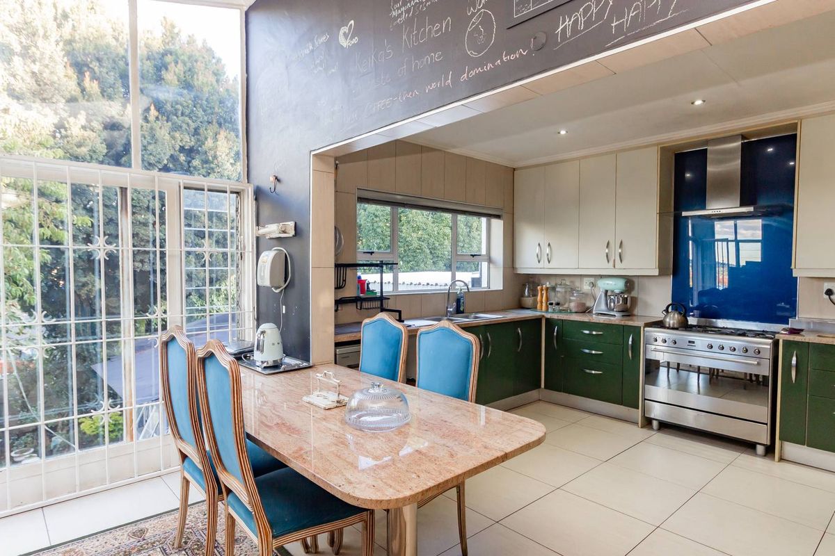 Elegant 3-Bedroom Family  Home WithPrivate Cottage, Pool & Lush Garden Oasis - Photo 2