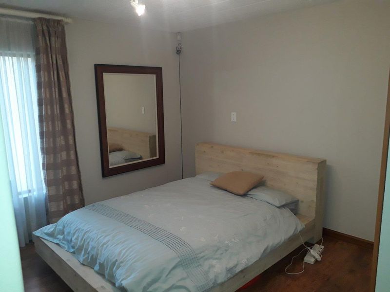 Spacious Bedroom & Modern Bathroom in Quiet Complex - Photo 2