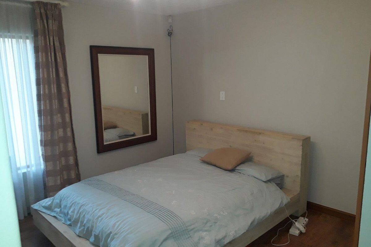 Spacious Bedroom & Modern Bathroom in Quiet Complex - Photo 2
