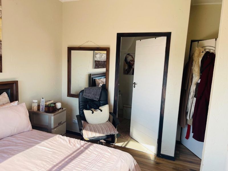 Stylish 2 bedroom, 2 bathroom penthouse in Jackal Creek Golf Estate - Photo 9