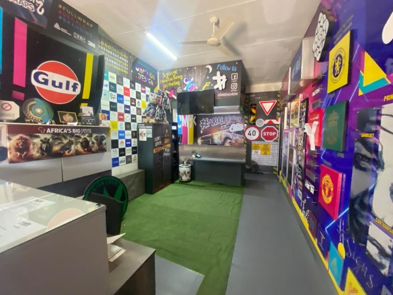 Vibrant Location: Perfect for Car Showroom & More - Photo 9